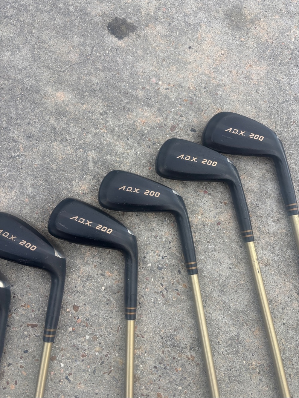 200 Men's Black and Gold Golf Iron Set